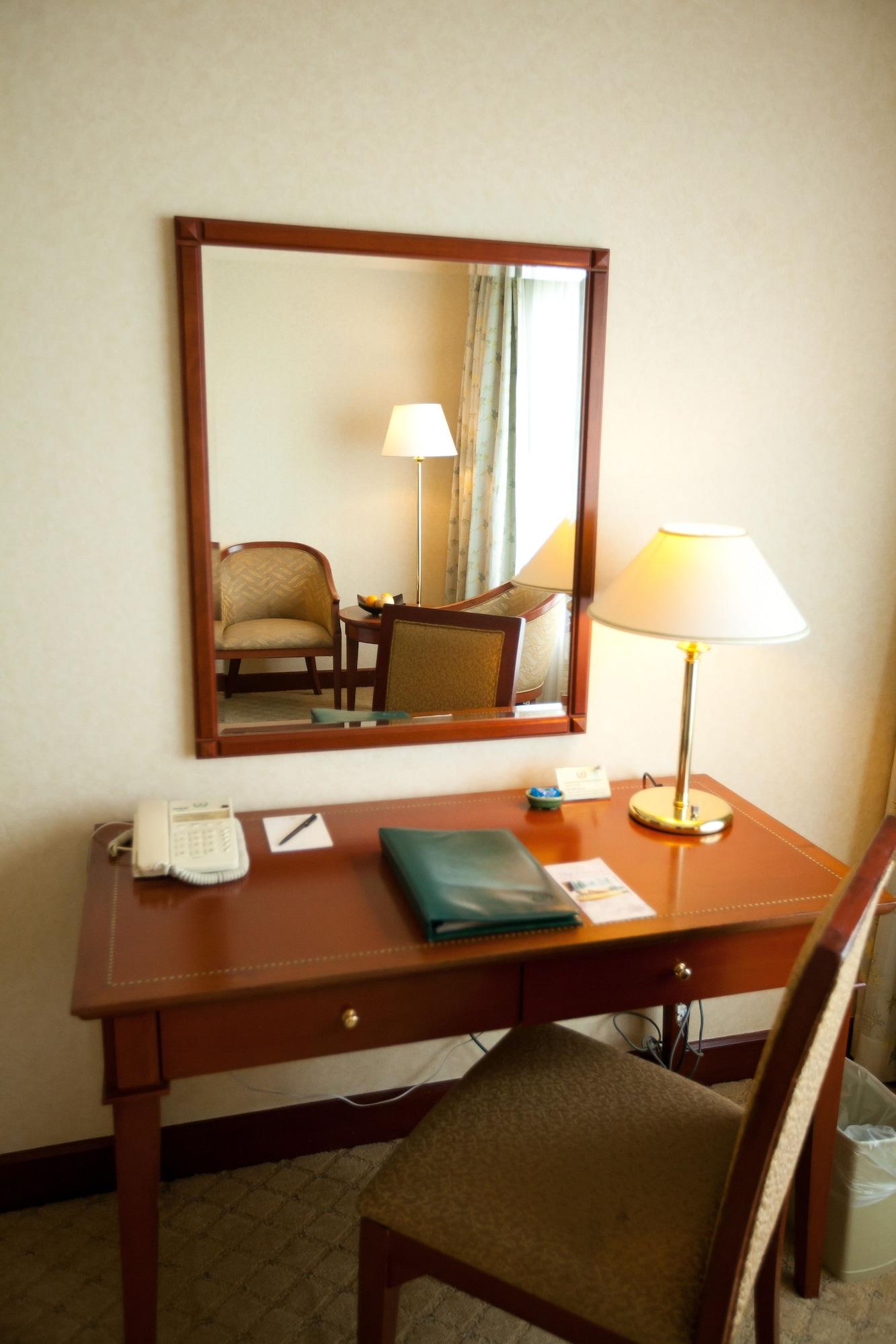 長榮桂冠酒店（槟城) 乔治敦 外观 照片 A desk in a hotel room