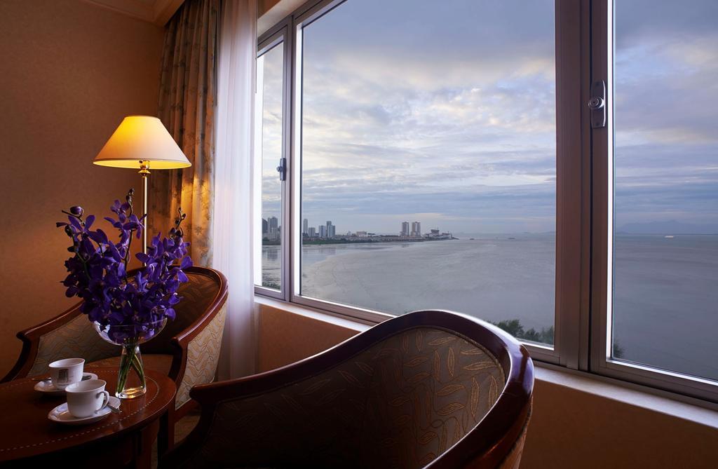 長榮桂冠酒店（槟城) 乔治敦 外观 照片 A view of the Bay of Bengal from a room at the Taj Bengal