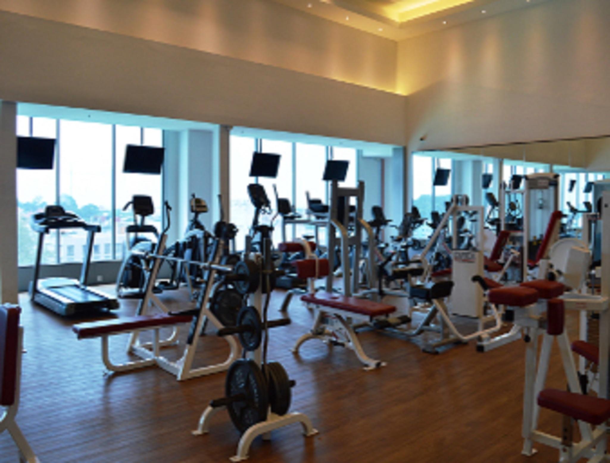 長榮桂冠酒店（槟城) 乔治敦 外观 照片 The gym at the hotel