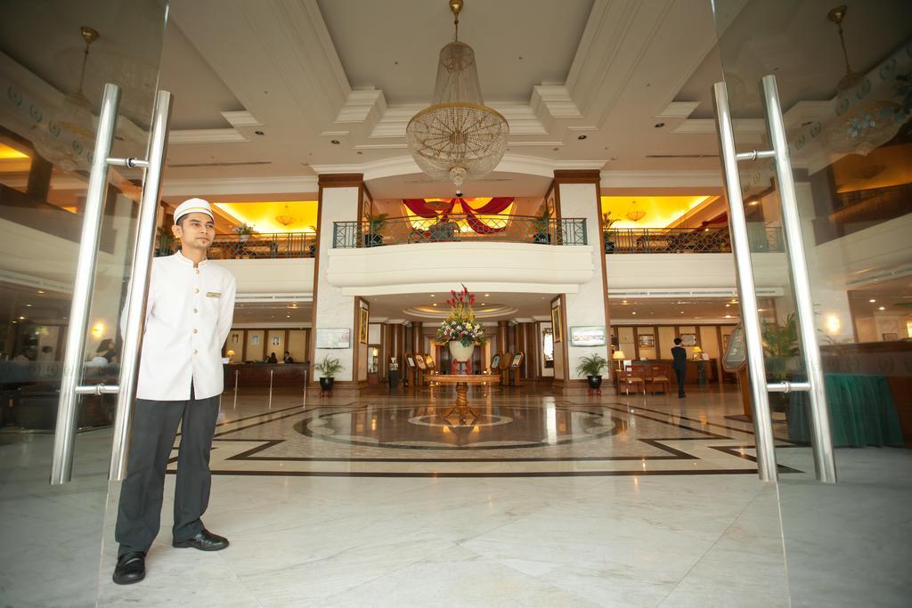 長榮桂冠酒店（槟城) 乔治敦 外观 照片 The lobby of the hotel