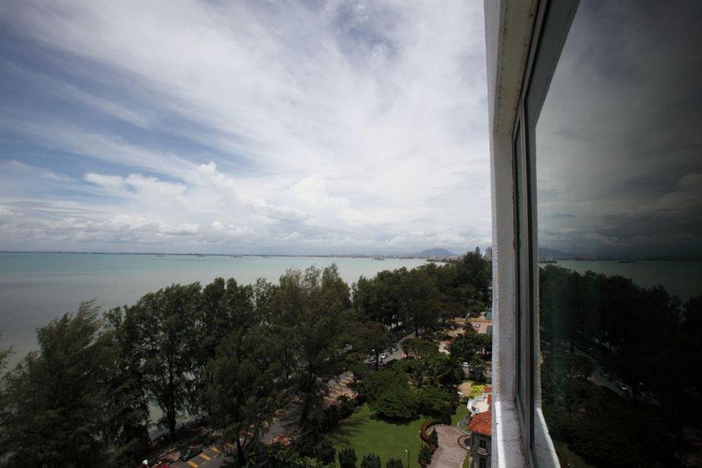 長榮桂冠酒店（槟城) 乔治敦 外观 照片 View of the Gulf of Siam from the 10th floor of the hotel